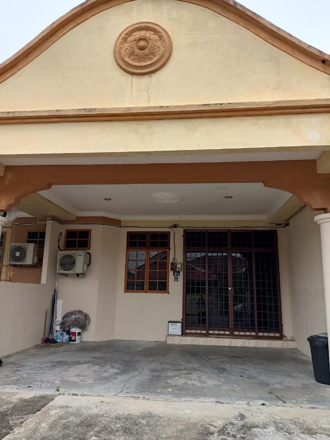 Adamayraa homestay Tanah Merah  Luaran gambar